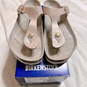 Birkenstock Gizeh in beautiful washed rose gold.